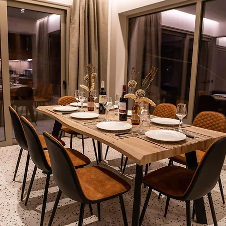 House - Center - Sleeps 8 *