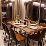 House - Center - Sleeps 8 *