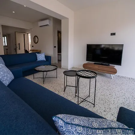 House - Center - Sleeps 8