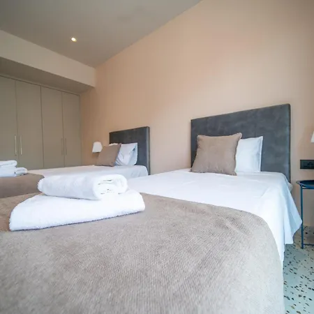 House - Center - Sleeps 8 *