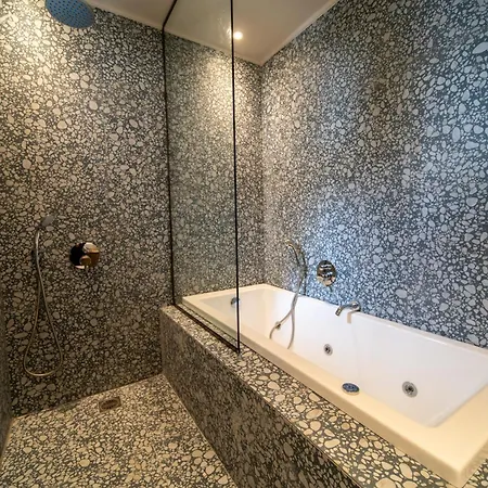 House - Center - Sleeps 8 *