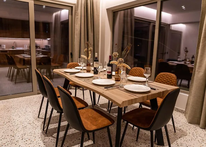 House - Center - Sleeps 8 *