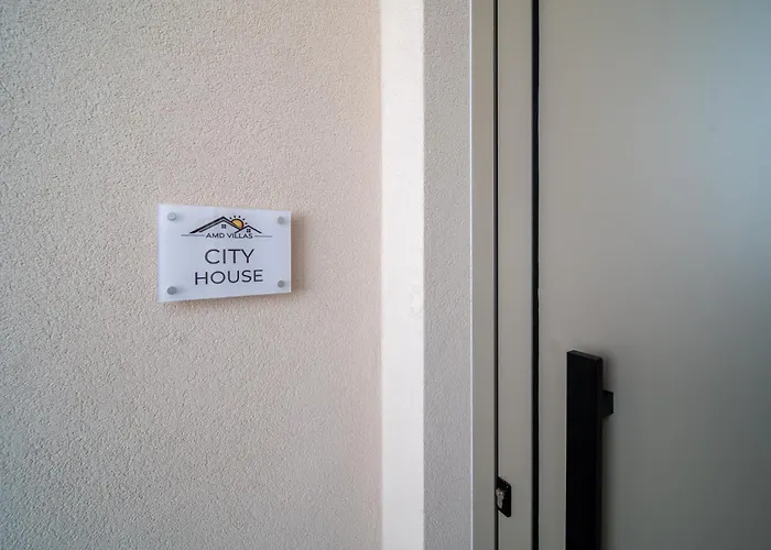 House - Center - Sleeps 8