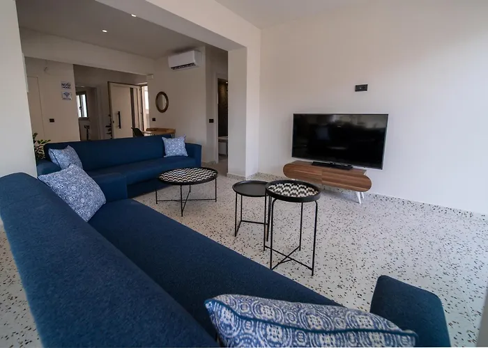 House - Center - Sleeps 8