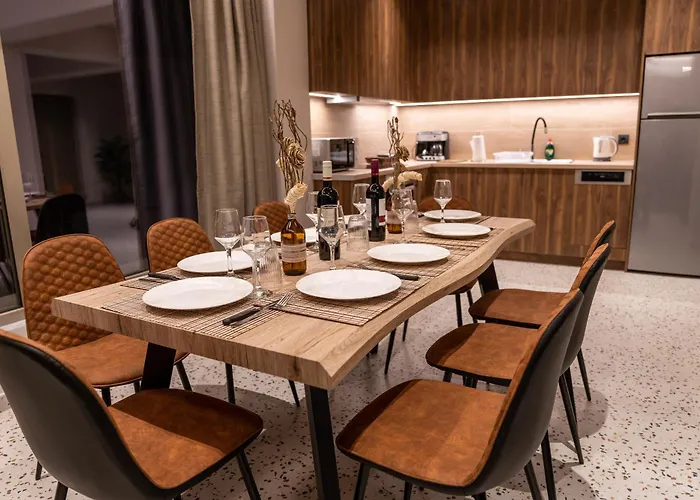 House - Center - Sleeps 8