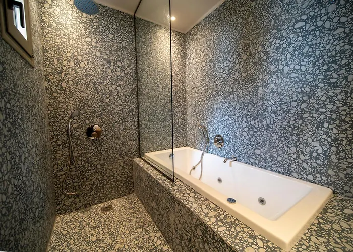 House - Center - Sleeps 8 *