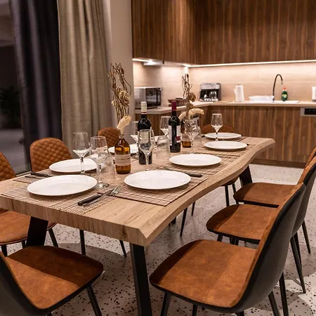 House - Center - Sleeps 8