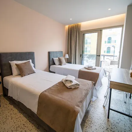 House - Center - Sleeps 8 펜션 *