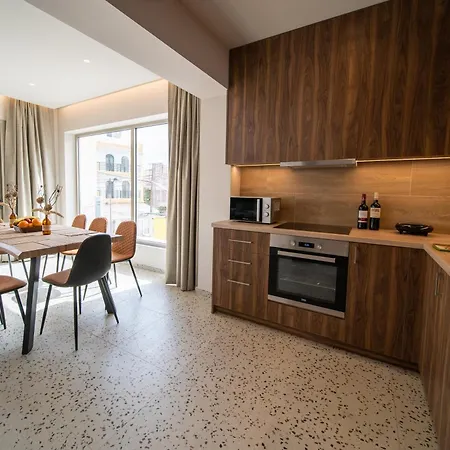 House - Center - Sleeps 8 *