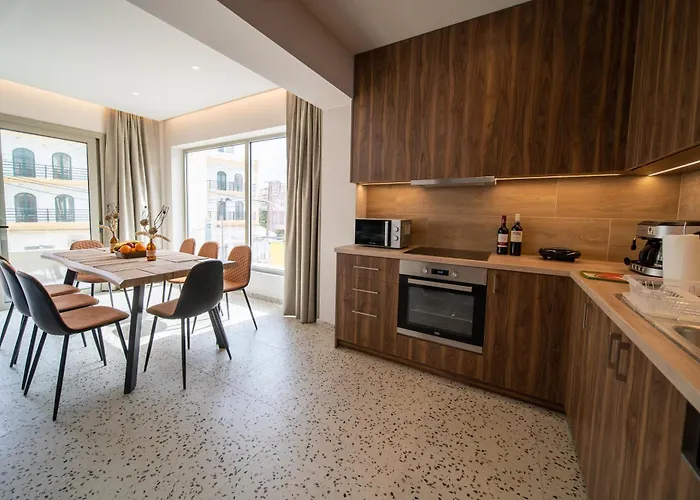 House - Center - Sleeps 8 *