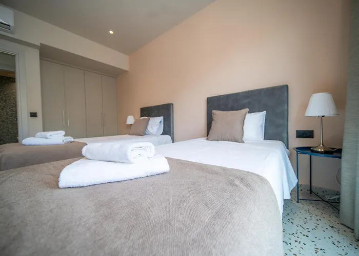 House - Center - Sleeps 8 *